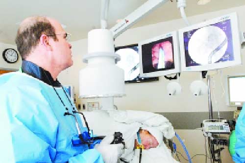 美国费城，医生在手术中用激光杀死病人胆管中的癌细胞