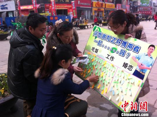 植树节郑州举行为“枯树”系翡翠丝带活动
